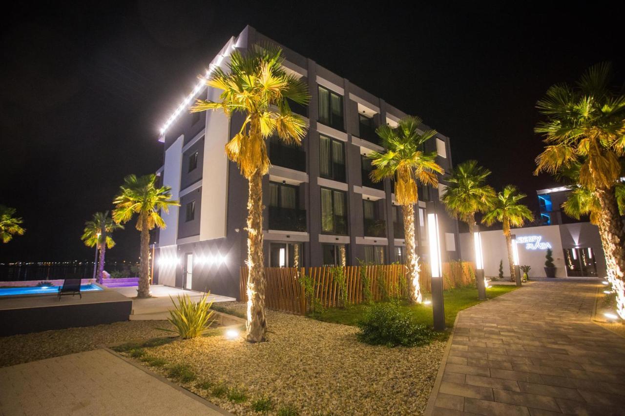 Liberty Plaza Hotel Novalja Kültér fotó